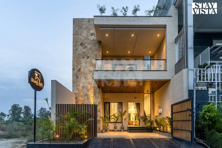 StayVista at Sundrift Villa with Pool, Wi-Fi, BBQ - B&B Amritsar