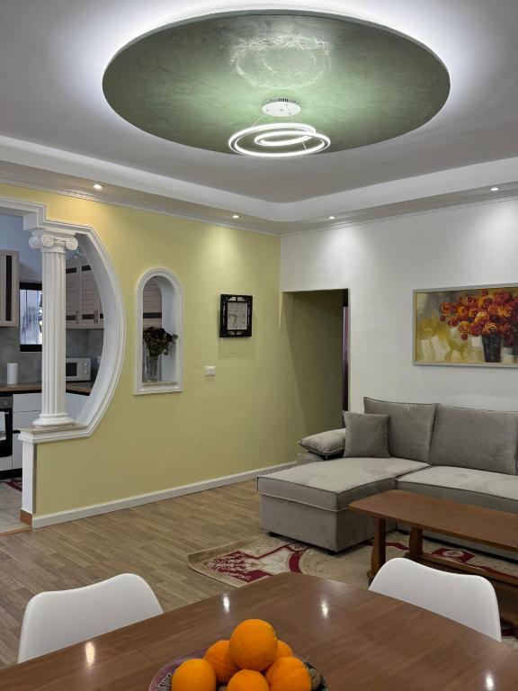 Central Comfort 2BR with Lush Living Room - Ferienwohnung Tirana