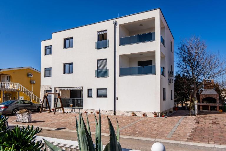 Apartments with parking space Vir - 24111 - B&B Vir