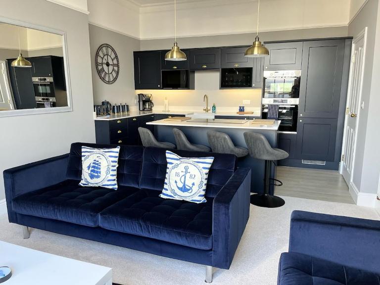 Exmouth 2 Bedroomed Seaview Apartment stones throw from the beach or town! - Bed and Breakfast Exmouth