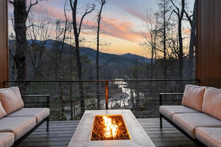 Pet-Friendly Riverfront with Hot Tub Views and Fishing - B&B Burnsville