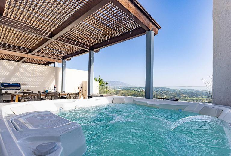 102 La Cala Hills Club 2 Bed Duplex Penthouse Sea Views and Hot Tub for hire 35EUR per night - Bed and Breakfast La Cala De Mijas