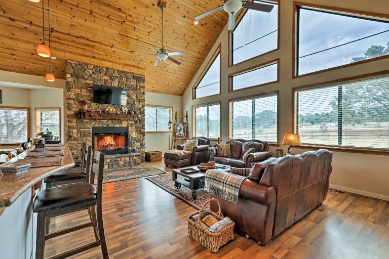 Hot Tub + Game Room! 30-Acre Vernon Retreat - B&B Vernon
