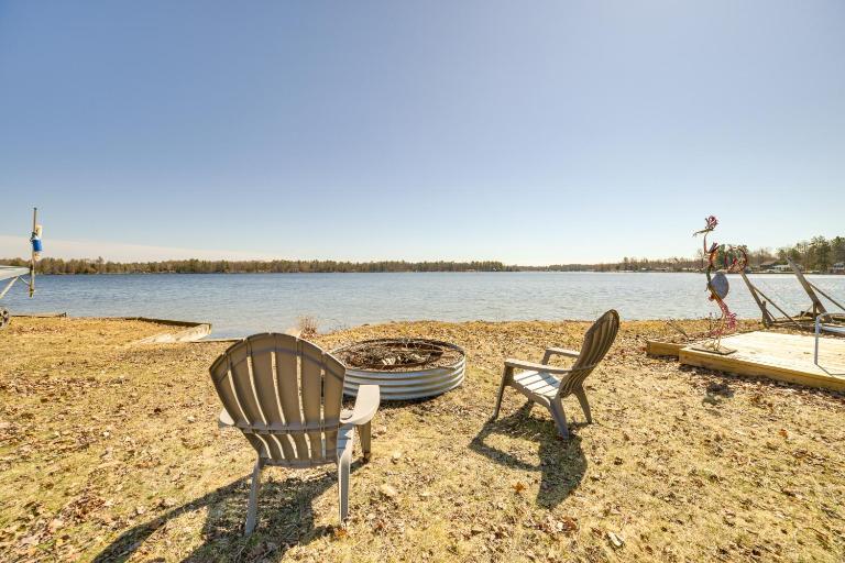 Deck & Scenic Views: Lakefront Cottage in Hale! - Ferienwohnung Hale
