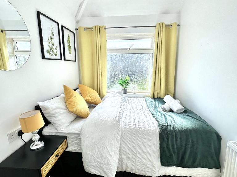 3 bedroom entire house sleeps 8 twin beds near Coventry University City Center driveway Parking - Chambres d'hôtes Coventry