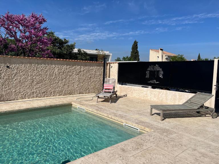 Haut de villa avec piscine privée et extérieur - B&B Lançon-Provence