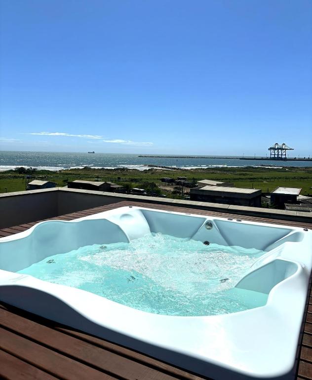 Jacuzzi Privativa com Vista Deslumbrante do Mar - B&B Imbituba