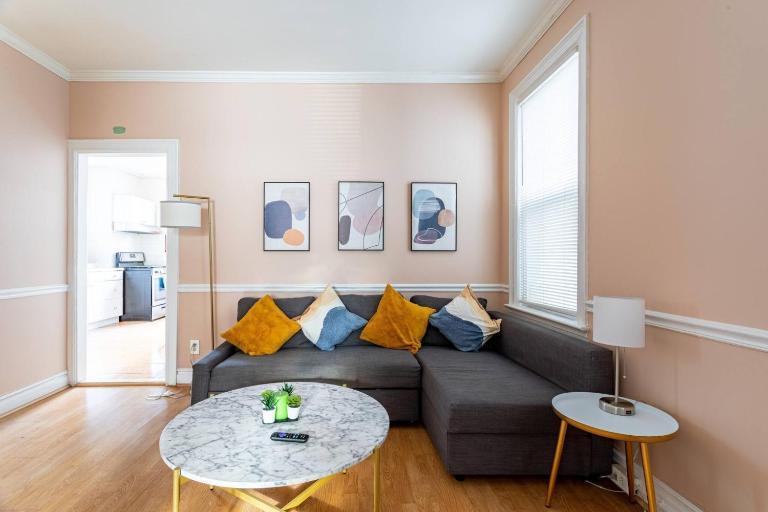 City Outside Serenity Inside: 2B1B NYC - 40 Min - B&B Jersey City