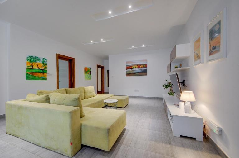 Top floor apt with common pool close to all amenities - Ferienwohnung St Paul's Bay