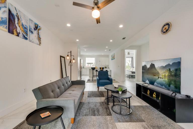 Metro View 2BR I Parking I King Bed I Workspace - Bed and Breakfast Dallas