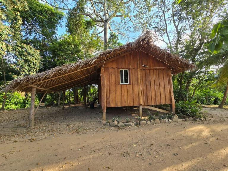 Cotton Tree Cabin at Freshwater Creek Cabanas - Ferienwohnung Hopkins