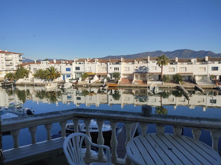 Appartement PORT EMPORDA balcon vue marina barbecue clim wifi - Chambres d'hôtes Empuriabrava