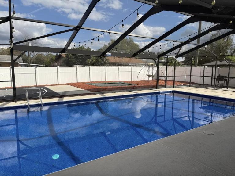 5 BR home with pool and outdoor fun - B&B Winter Haven