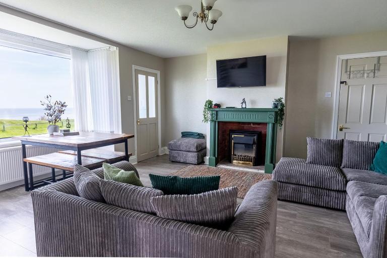 BEACHFRONT APARTMENT - Ground Floor Apartment with Sea Views, Next to the Beach, Bridlington, North Yorkshire - Ferienwohnung Bessingby