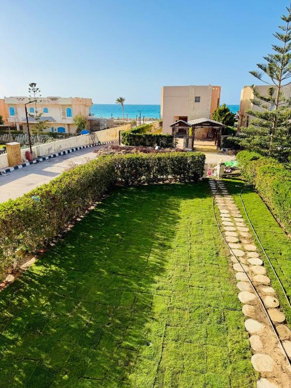 North coast Villa 2nd row from beach with 4 master rooms and 200m Garden standalone - Families only - Chambres d'hôtes Al Ḩammām