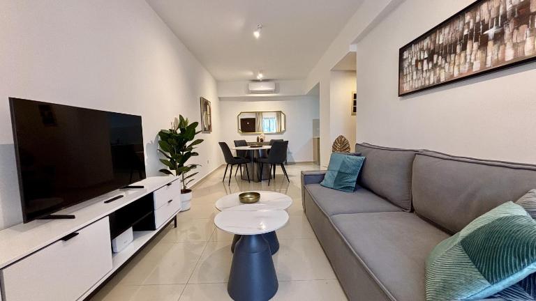 Zavos Aqua Park Club Apt by TrulyCyprus - B&B Limassol