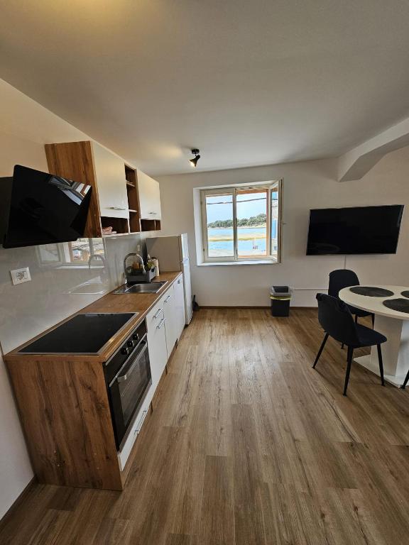 Apartman Logorun stone house 10 m from the sea - Ferienwohnung Tribunj