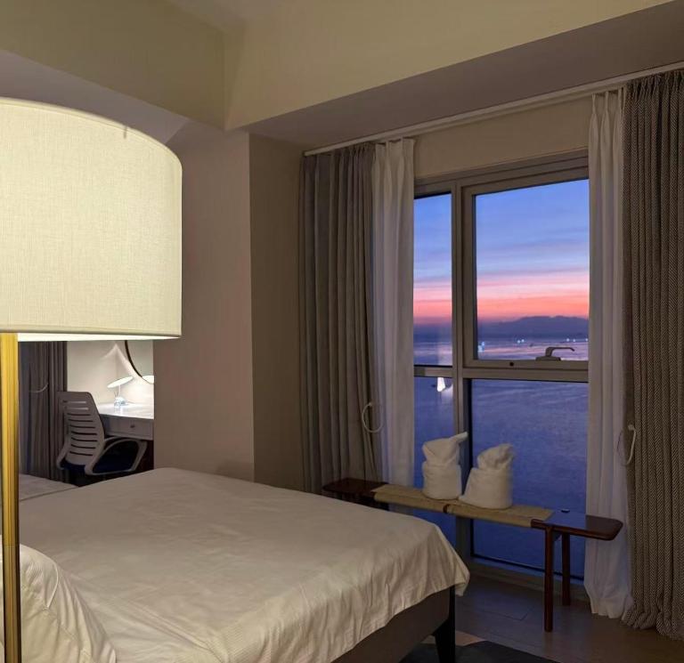 Playful 1BR With Magnificant Bayview Garden View Near Okada, Solaire, Aiports - Bed and Breakfast Manilla