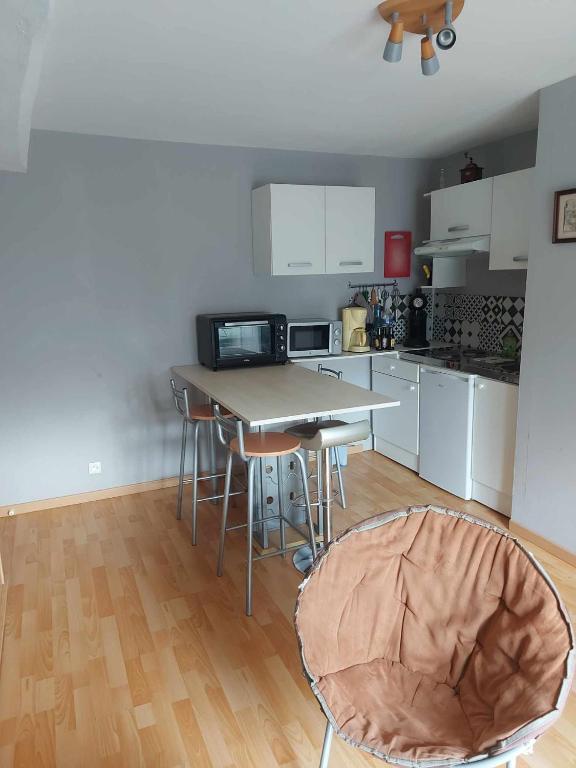 appartement a l'étage d'une maison avec entrée commune comprenant une chambre avec un grand lit , une d'enfant et un clic-clac dans la piece de vie - Ferienwohnung Bazouges-sur-le-Loir