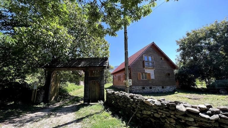 Vila ATX - Cabană Alpina din Lemn în Inima Naturii Relaxare în Natură Liniște, Râu, Foișor și Spațiu pentru Joacă - Ferienwohnung Marga