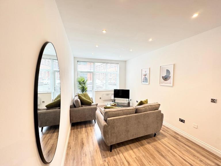 STUNNING APARTMENT - 2 DOUBLE BEDROOMS - EN-SUITE - FREE ALLOCATED PARKING - JQ QUARTER - BIRMINGHAM CITY CENTRE - SLEEPS 6 GUESTS - 2 BATHROOMs - B&B Birmingham