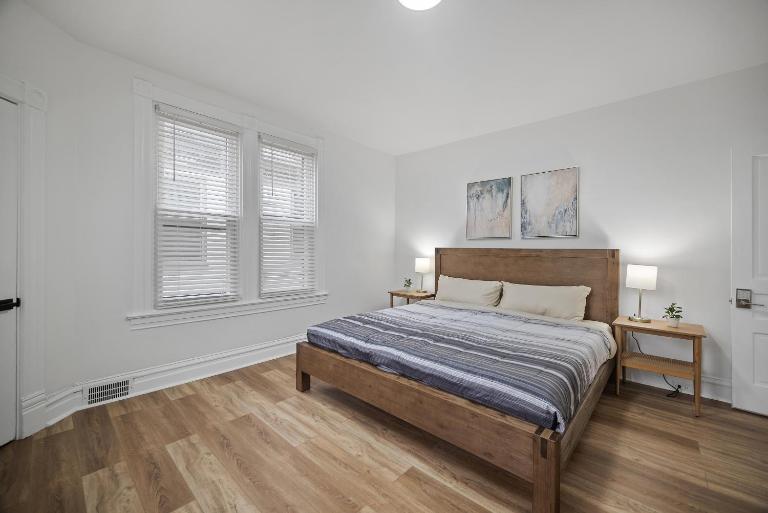 Shadyside, Pittsburgh !E Modern and Bright Private Bedroom with Shared Bathroom - B&B Pittsburgh