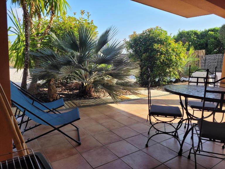Giens-T2 charme-7m à pied plage - Rez de jardin - Bed and Breakfast Hyères