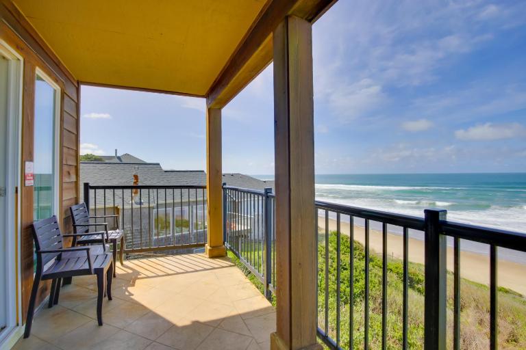 Oceanfront Oregon Retreat - Pool, Sauna & Patio! - B&B Lincoln City