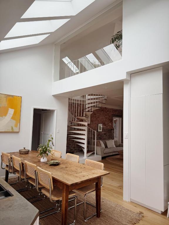 4-Bed Manly Apartment, Spacious, Two Levels & Balcony, Walk to Beach, Cafes & Ferry, Ideal for Families & Groups - B&B Sydney