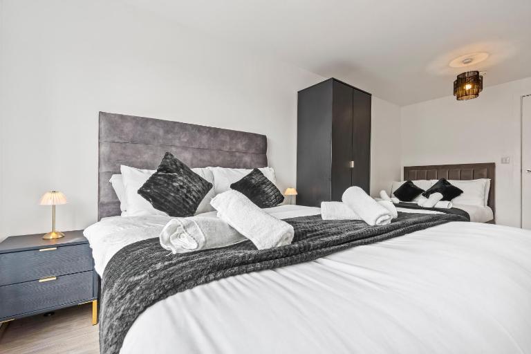 Stylish 1-Bed City Apt - Netflix - High Speed Wi-Fi - Guests 6 - Bed and Breakfast Birmingham