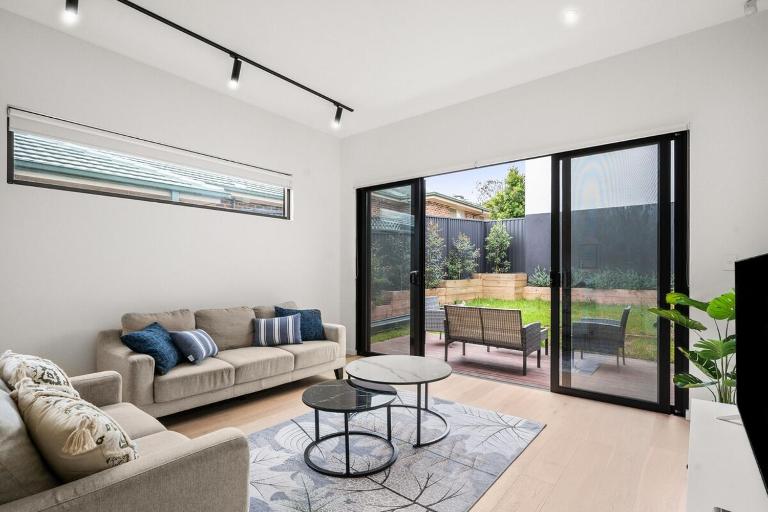 2M 4B Abnb-Style Home in Miranda Nr Westfield & Train with Free Parking - B&B Morundah
