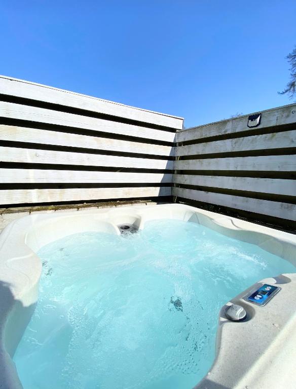 Otter 2 Lodge - Private Hot Tub- Dog Friendly - Wiltshire-Bristol - B&B Warminster
