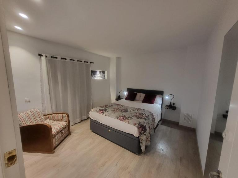 Piso céntrico de 3 habitaciones con terraza y vistas - B&B Girona