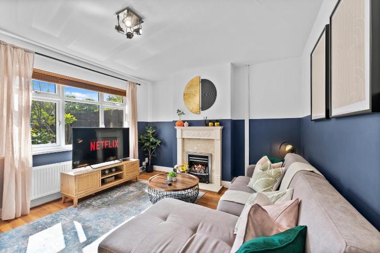Modern 3-Bedroom House in the Heart of Windsor - Bed and Breakfast Windsor
