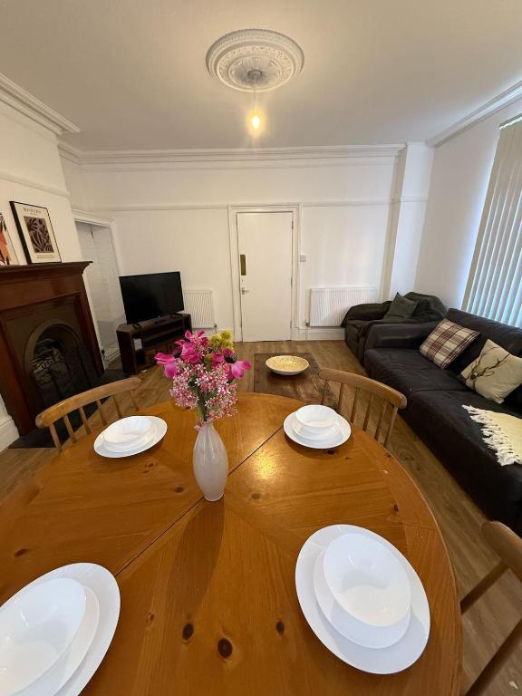 Central location - 3 BR Spacious Townhouse - WiFi - Netflix - B&B Leicester