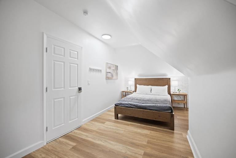 Shadyside, Pittsburgh !I Modern and Bright Private Bedroom with Shared Bathroom - B&B Pittsburgh