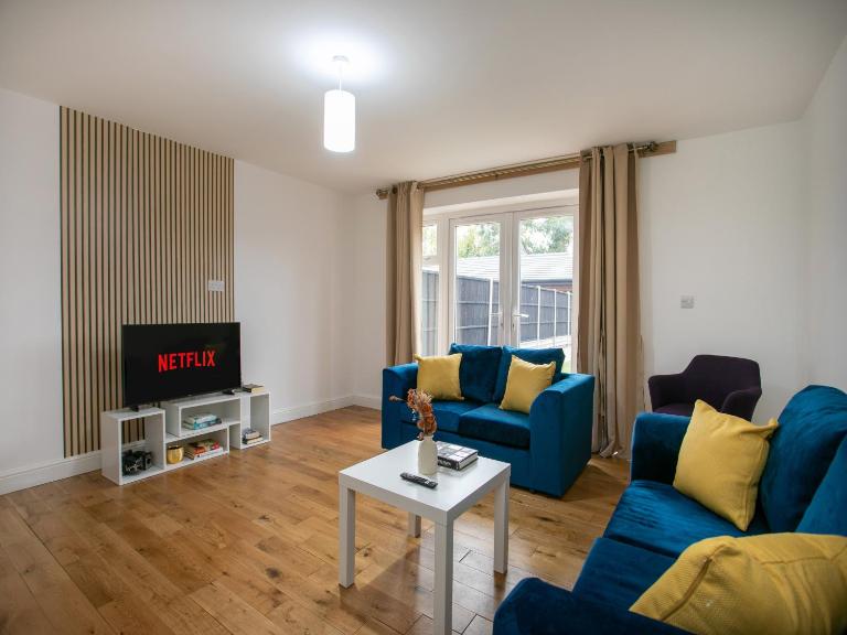 Stylish 5 Bed House, Sleeps 9, Separate, Driveway, Close to City - B&B Leicester