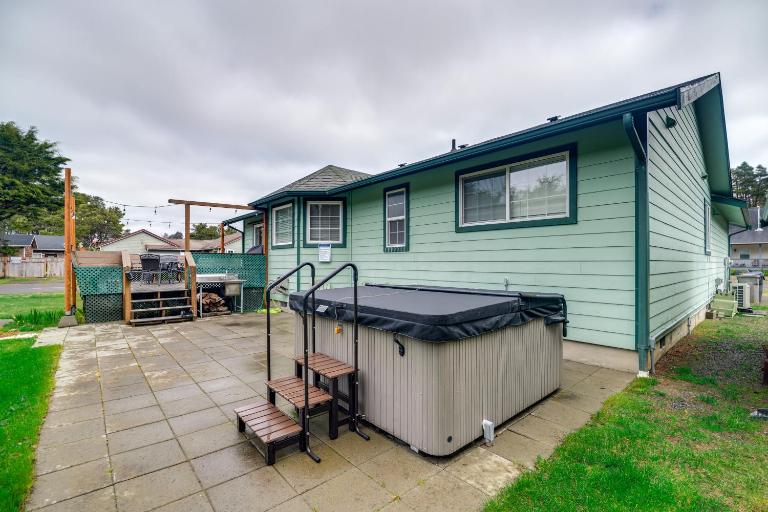 Pet-Friendly Westport Vacation Rental w/ Hot Tub! - Ferienwohnung Westport