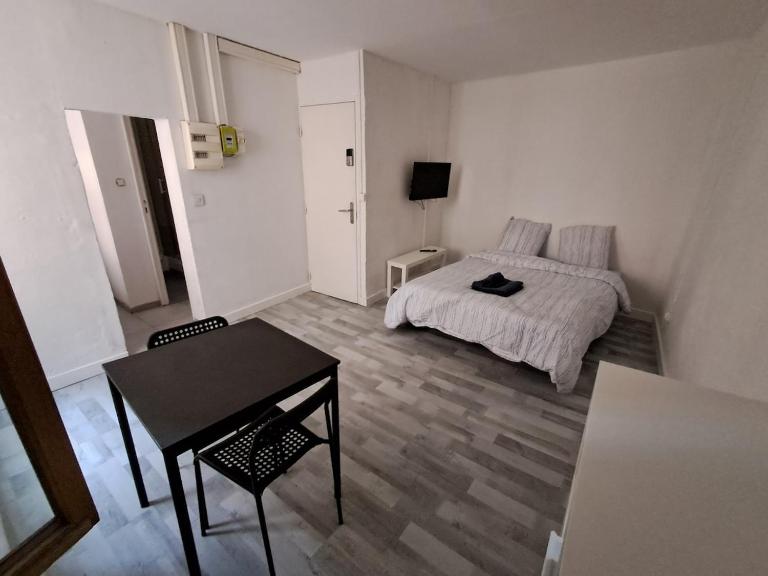 budgetbnb Larmodieu 1 - B&B Tolón