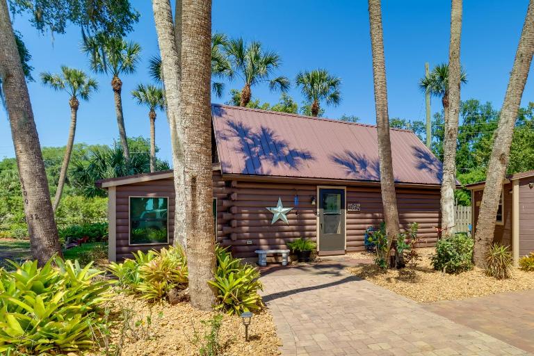 Fish On-Site: Okeechobee Cabin w/ Pool Access - Chambres d'hôtes Okeechobee