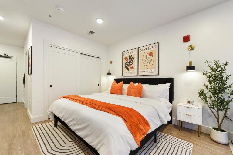 LUX Studio King Bed Free Parking PITT CMU - B&B Pittsburgh