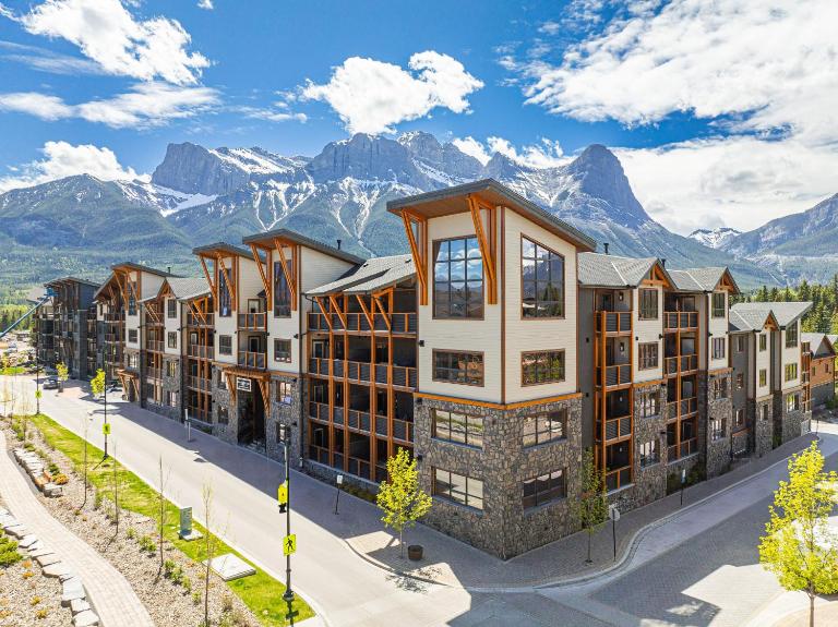 Luxury 1BR King Suite Hot Tub Couple Retreat Central Bridgette Bar - Chambres d'hôtes Canmore