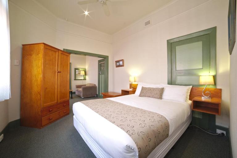 Large Studio Apartment with spa Central Ballarat - B&B Ballarat