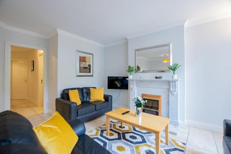 29 - Spacious 2BR Apartment - Sleeps 6 - B&B Galway