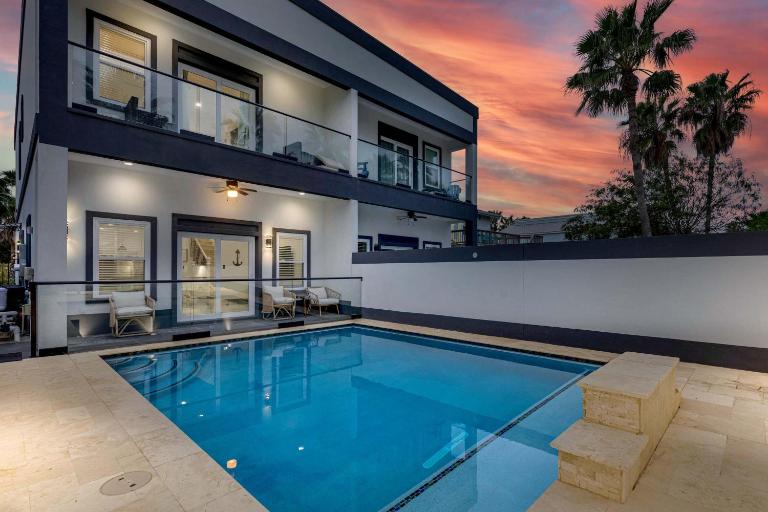 Upstay Island Retreat w Private Pool & Bay View - B&B South Padre Island