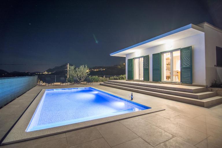 Villa Ivka NEW HOUSE pool and beautiful view - B&B Kostanje