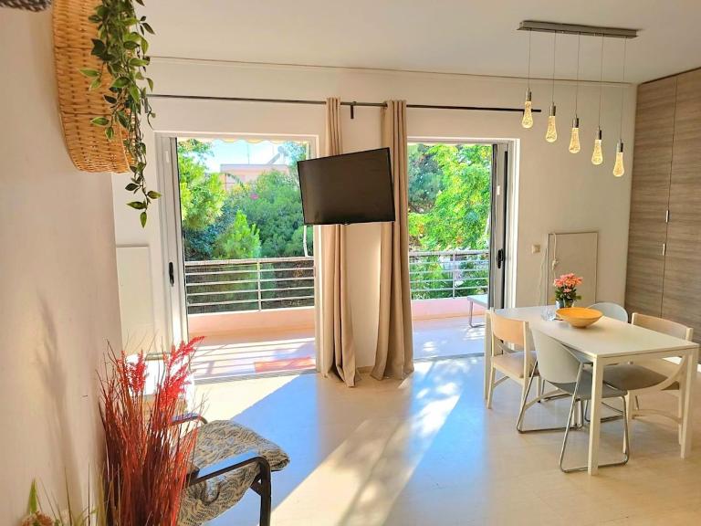 Vouliagmeni Top Floor Maisonette - B&B Atenas