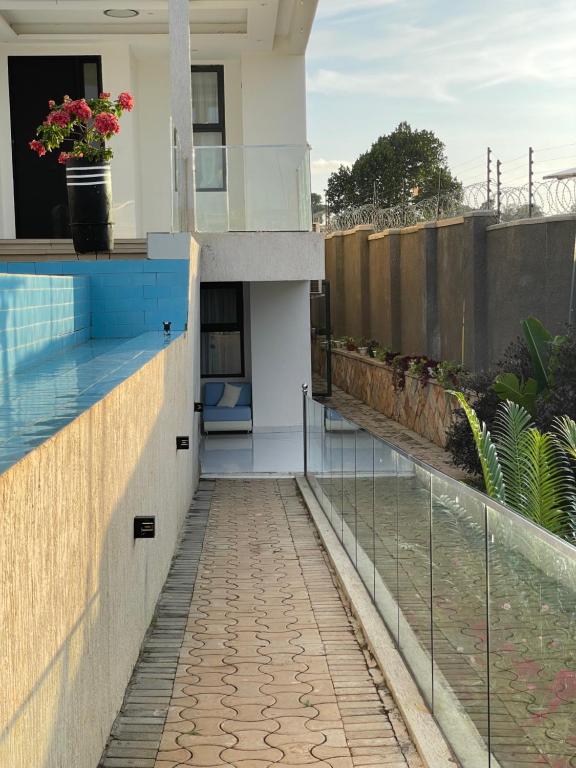 Infinity Villas 1 Superking bed Studio Apartment free parking , WiFi , 24 hr security - B&B Entebbe