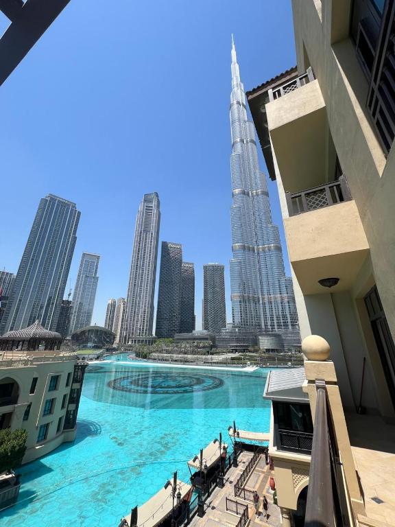 Full View Burj Khalifa and Fountains -Souk Al Bahar- Dream View holiday Home Rental - B&B Dubai