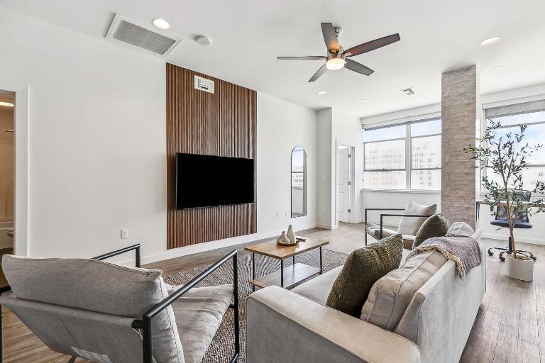 Entire High-Rise Apartment - 2BD - B&B Baton Rouge